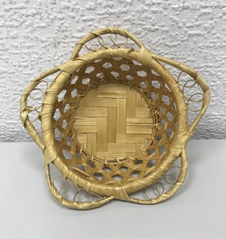 832130 Хлебница круглая с краями в виде фестонов