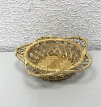 832130 Хлебница круглая с краями в виде фестонов